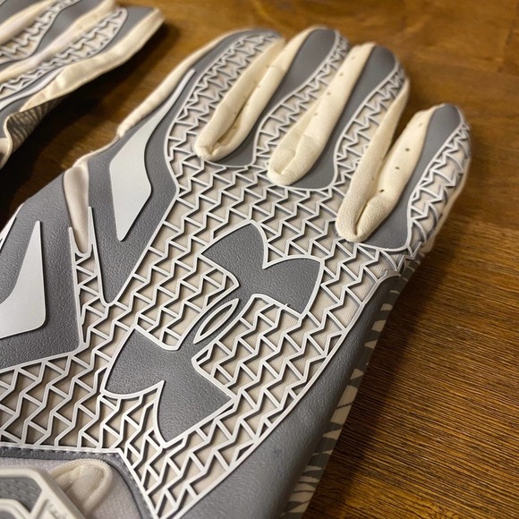 Under Armour Swarm Football Receiver Gloves White and Gray Men’s size Medium - Picture 2 of 6